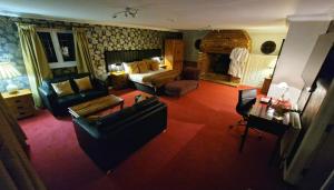 ein Wohnzimmer mit einem Sofa und einem Bett in einem Zimmer in der Unterkunft Country Retreat at Judd's Folly in Faversham