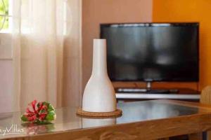 TV a/nebo společenská místnost v ubytování Epea Ocean View Top