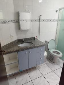 Un baño con lavabo e inodoro en BONA CASA PERUÍBE, en Peruíbe