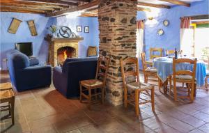 Jubrique的住宿－El Molino De Aceite，客厅设有壁炉、桌子和椅子
