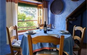 Jubrique的住宿－El Molino De Aceite，一张桌子,上面放着一瓶葡萄酒,还有一个窗口