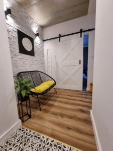 pokój z drzwiami i żółtą ławką w pokoju w obiekcie Apartament Wyspiański w mieście Sanok