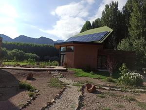 una casa con un panel solar encima en Cabaña Ecologica en Uspallata