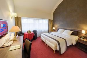 Postel nebo postele na pokoji v ubytování Golden Tulip Hotel de’ Medici