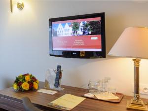 TV a/nebo společenská místnost v ubytování Golden Tulip Hotel de’ Medici