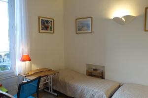 a bedroom with a desk and a bed and a window at Rue de France mer à 200m in Nice