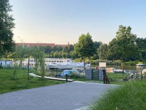 a park with boats in the water and a marina at Art Marina nad rzeką z bezpłatnym parkingiem in Wrocław