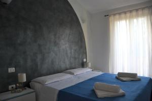 ザンブローネにあるVilla Antonellaのベッドルーム1室(ブルーベッド1台、タオル2枚付)