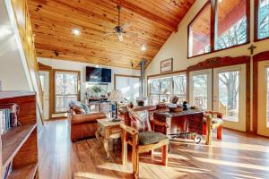 un soggiorno con un grande soffitto in legno di War Eagle - Lake House a Rogers