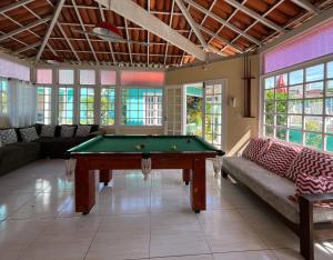 sala de estar con mesa de billar y sofá en Pousada Paraíso do Atlântico, en Arraial do Cabo