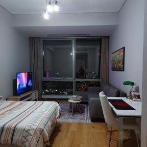 Telewizja i/lub zestaw kina domowego w obiekcie METROPOL ISTANBUL TOWERS Lovely Studio