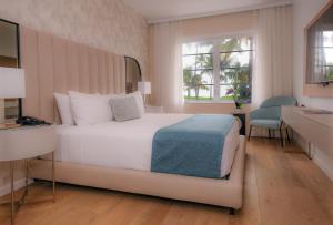 Ένα ή περισσότερα κρεβάτια σε δωμάτιο στο Avalon Hotel