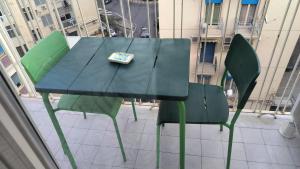 una mesa y dos sillas con una caja. en Prestige B&B, en Catania