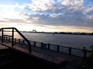 uma ponte sobre uma grande massa de água em Lovely Shared 3 Bed Home Near The Thames em Thamesmead