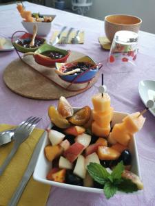 une table avec une plaque de nourriture sur une table dans l'établissement DOMAINE DES 3 CYPRÈS Chambre MIMOSA Chez Nath & Pat, à Fumel