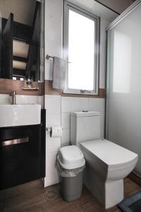 łazienka z toaletą, umywalką i oknem w obiekcie Increible SUITE A con vista a la Ciudad w mieście Meksyk