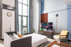 Ένα ή περισσότερα κρεβάτια σε δωμάτιο στο Stylish loft, 65 in UHDTV w Fast WiFi + Pool & Gym +20 φωτογραφίες