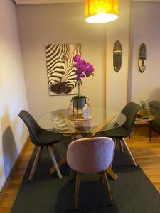 une salle à manger avec une table en verre et deux chaises dans l'établissement ALAMEDA 5, à Oviedo