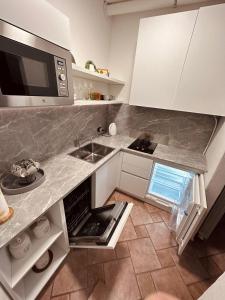 a kitchen with a sink and a microwave at La casa del corso in Arona