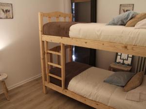 Bunk bed o mga bunk bed sa kuwarto sa Appartement La Clusaz, 4 pièces, 8 personnes - FR-1-459-6