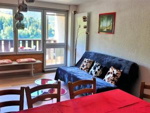 Appartement La Clusaz, 3 pièces, 8 personnes - FR-1-459-14にあるシーティングエリア