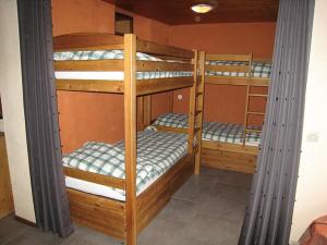 ラ・クリュサにあるAppartement La Clusaz, 3 pièces, 8 personnes - FR-1-459-5の二段ベッド2組が備わる客室です。