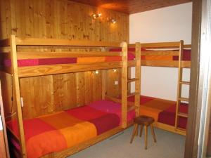 Appartement La Clusaz, 2 pièces, 6 personnes - FR-1-459-16にある二段ベッド