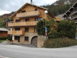 ラ・クリュサにあるAppartement La Clusaz, 3 pièces, 8 personnes - FR-1-459-18の大きな木造の建物(通りに面したバルコニー付)