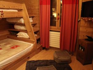 a bedroom with a bunk bed in a log cabin at Appartement La Clusaz, 5 pièces, 9 personnes - FR-1-459-24 in La Clusaz