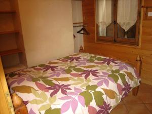 A bed or beds in a room at Appartement La Clusaz, 3 pièces, 6 personnes - FR-1-459-20