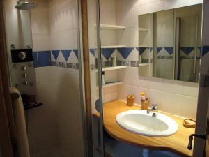 A bathroom at Appartement La Clusaz, 3 pièces, 6 personnes - FR-1-459-20