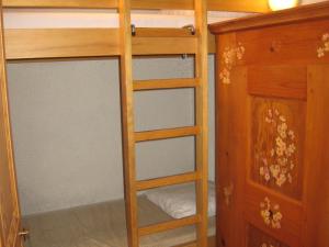 ラ・クリュサにあるAppartement La Clusaz, 3 pièces, 6 personnes - FR-1-459-27の木製の二段ベッド(キャビネットの横に梯子付)