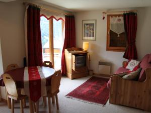 ein Wohnzimmer mit einem Tisch und einem Sofa sowie ein Zimmer mit einem Tisch in der Unterkunft Appartement La Clusaz, 3 pièces, 6 personnes - FR-1-459-59 in La Clusaz