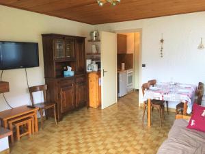 a living room with a table and a kitchen at Appartement La Clusaz, 2 pièces, 4 personnes - FR-1-459-63 in La Clusaz