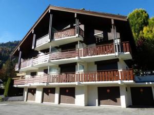a large apartment building with a large balcony at Appartement La Clusaz, 2 pièces, 4 personnes - FR-1-459-63 in La Clusaz