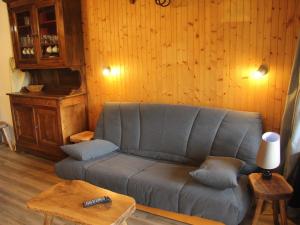 Appartement La Clusaz, 2 pièces, 6 personnes - FR-1-459-83にあるシーティングエリア