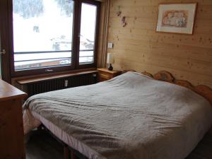 ラ・クリュサにあるAppartement La Clusaz, 3 pièces, 6 personnes - FR-1-459-40のベッドルーム1室(ベッド1台、窓2つ付)