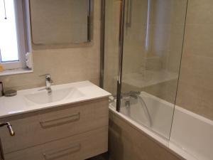 Et badeværelse på Appartement La Clusaz, 3 pièces, 6 personnes - FR-1-459-40