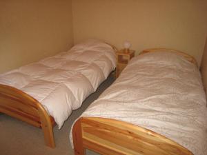 Tempat tidur dalam kamar di Appartement La Clusaz, 5 pièces, 6 personnes - FR-1-459-57