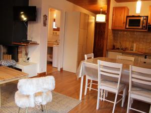 cocina y comedor con mesa y sillas en Appartement La Clusaz, 2 pièces, 5 personnes - FR-1-459-72 en La Clusaz