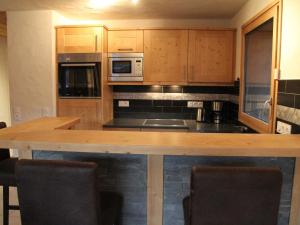 Køkken eller tekøkken på Charmant T3 avec services hôteliers et garage - La Clusaz - FR-1-459-87 + 3 billeder