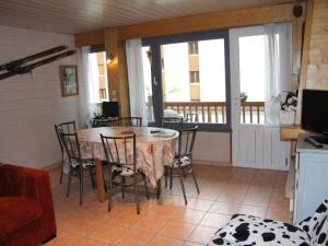 a dining room with a table and chairs at Appartement La Clusaz, 2 pièces, 4 personnes - FR-1-459-110 in La Clusaz