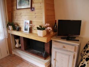 a living room with a fireplace and a television at Appartement La Clusaz, 2 pièces, 4 personnes - FR-1-459-110 in La Clusaz