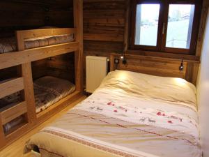 a bedroom with two bunk beds in a cabin at Appartement La Clusaz, 3 pièces, 6 personnes - FR-1-459-136 in La Clusaz