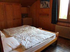 - une chambre avec un grand lit et des draps blancs dans l'établissement Chalet Saint-Jean-de-Sixt, 6 pièces, 10 personnes - FR-1-459-160, à Saint-Jean-de-Sixt