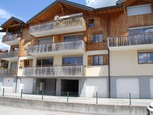 ein Mehrfamilienhaus mit Balkonen an einer Straße in der Unterkunft Appartement 3 chambres avec balcon en centre village, proche La Clusaz et Le Grand Bornand - FR-1-459-161 in Saint-Jean-de-Sixt