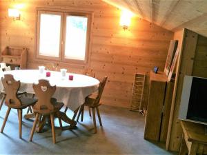 a dining room with a table and chairs in a cabin at Appartement La Clusaz, 4 pièces, 7 personnes - FR-1-459-167 in La Clusaz