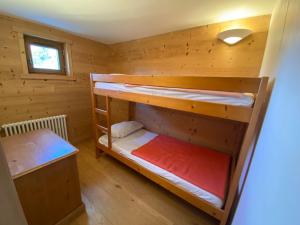 a room with two bunk beds in a cabin at Appartement La Clusaz, 4 pièces, 6 personnes - FR-1-459-179 in La Clusaz