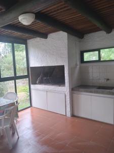 a living room with a fireplace and a table at Apartamento independiente en planta baja. Zona residencial in Piriápolis