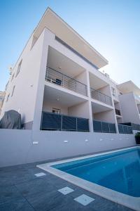 Bazén v ubytování Luxury apartment with swimming pool Ana nebo v jeho okolí
